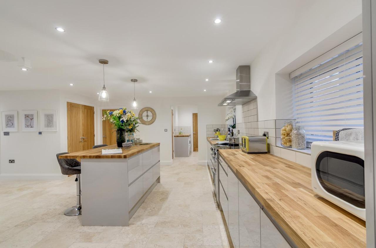 Spacious 6-Bed Home, Near The Norfolk Broads Clippesby Exterior foto
